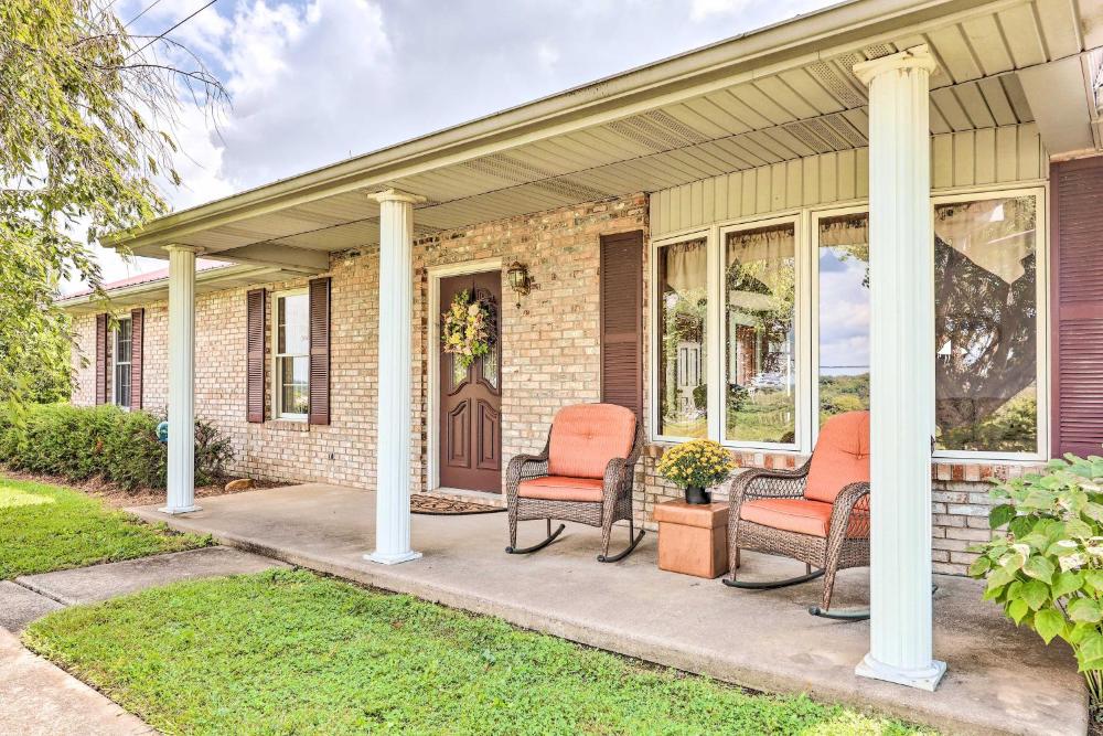 Charming Williamstown Retreat with Private Yard